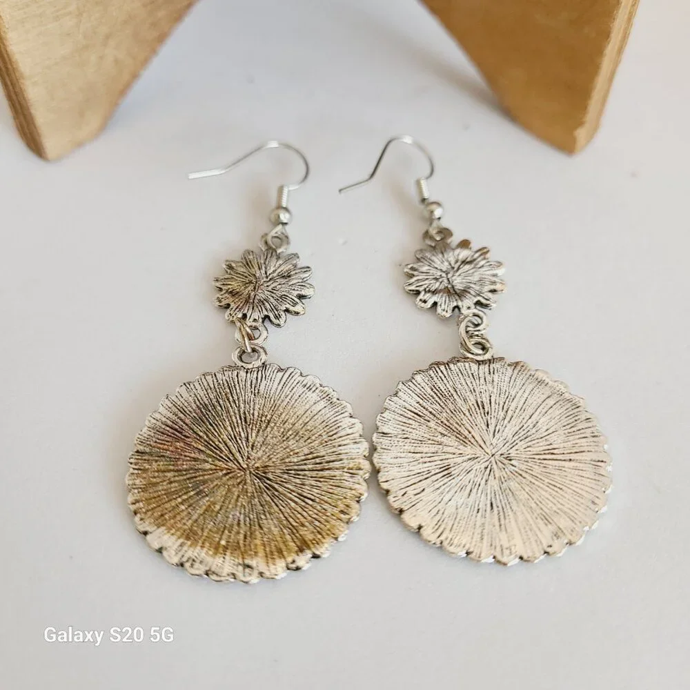 Unknown Brand Silver Tone Dangle Drop Earrings NWOT Ladies Bohemian Chic Casual‎